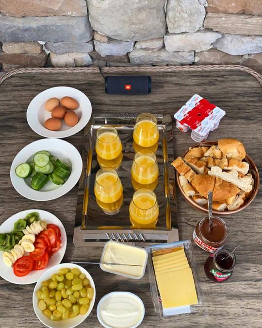 Egen frukost på altanen Homemade breakfast on the patio